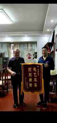 医行千里积万幸，品高艺绝造百福 一一记中国民间毒蛇药大王罗群写实 记者：姚佳敏