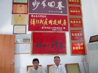 枝垂树老花香远——记身残志坚的退休院长贾谷良
