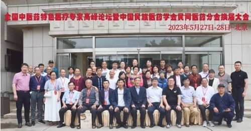不忘初心 “医”心向党 深耕易医守初心 济世仁心护民生——致敬医者邱爱国